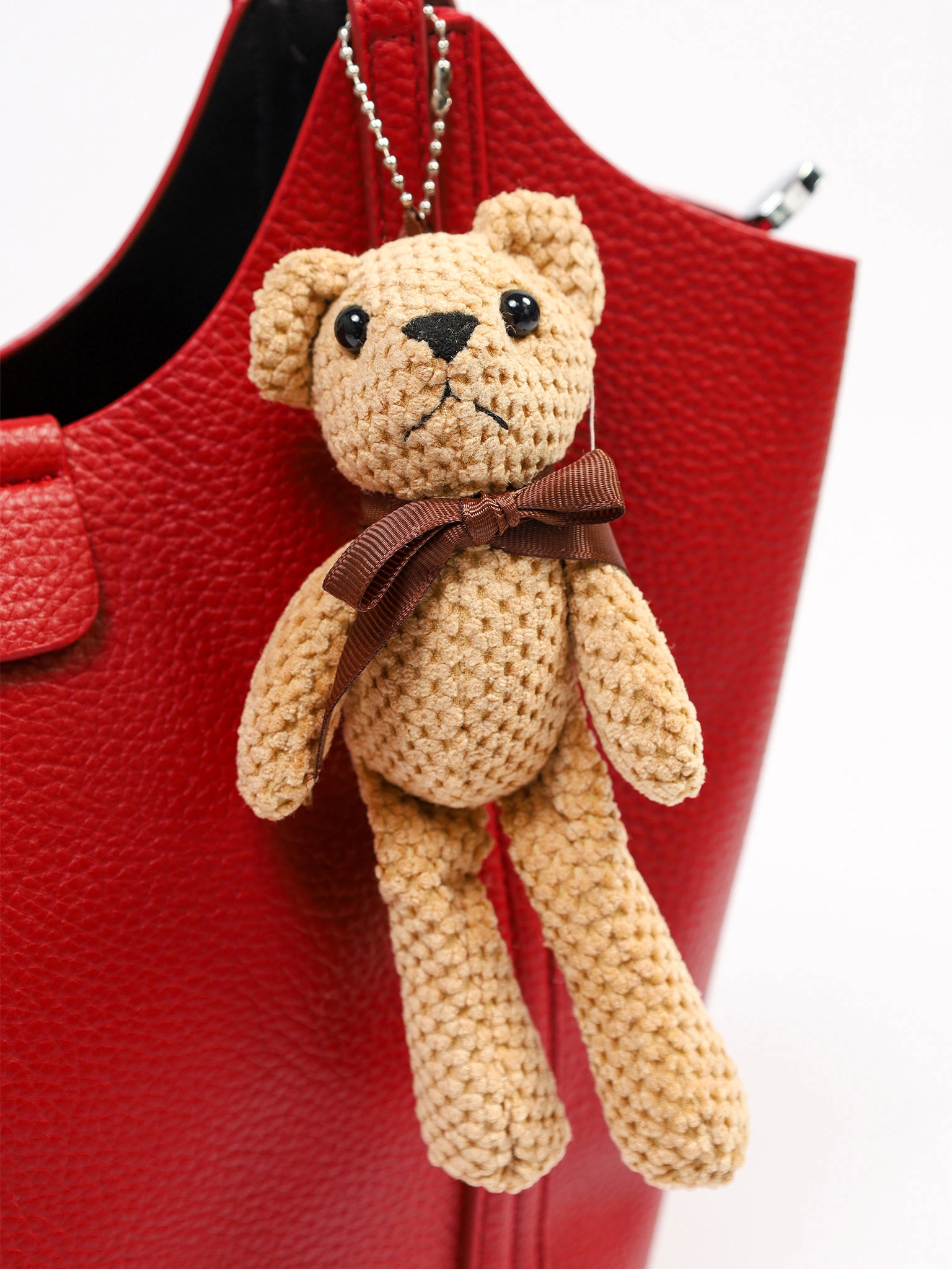 Сумка-тоут с плоскими ручками с брелком-медвежонок в ассортименте